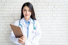 女性医師の年収はいくら？平均年齢・勤続年数も【2021/22シーズン】 