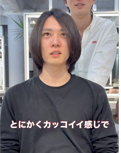 少し緊張しているような表情です