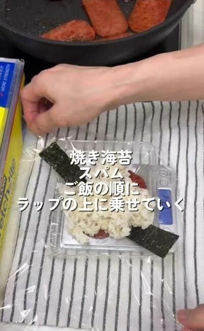 ラップの上に焼き海苔、スパム、ご飯を重ねていくところ