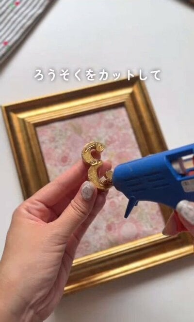 数字型のろうそくをグルーで接着