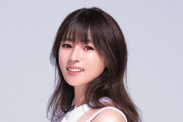 43歳 深田恭子 美貌際立つオフショル姿の近影に「いつまでも綺麗で憧れです」「お顔見れて眼福」「メッチャ綺麗ですね」と反響 芸能生活30周年お祝いショットを投稿