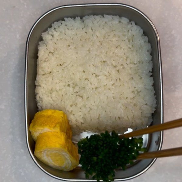 インパクト抜群！どーんとのった大きな【魚のフライ弁当】がトッピングたっぷりで美味しそう！カラフルな副菜にも注目！