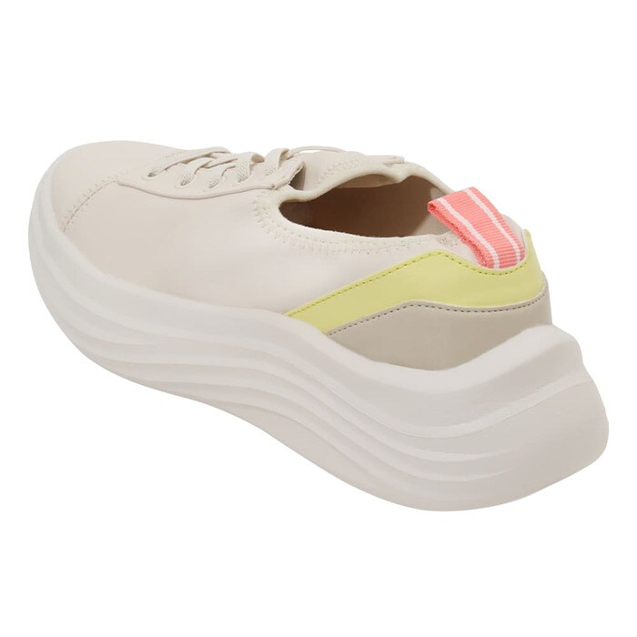 少し厚底になっているので、足が長く見える効果も