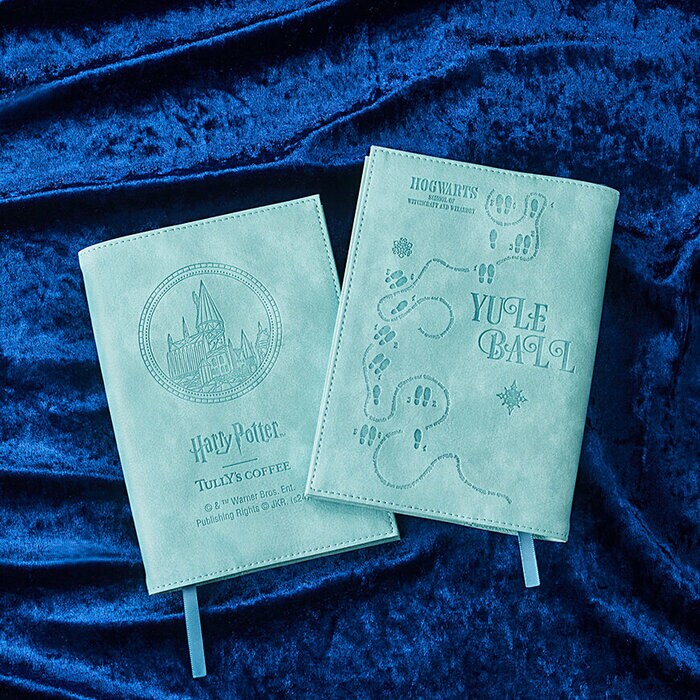 淡いブルーの色合いに、ユールボールのデザインが施されたブックカバー