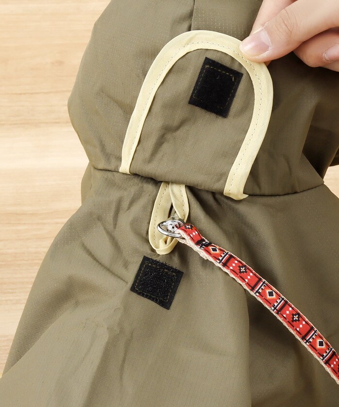 首輪の紐を通せる穴部分にも雨カバーが