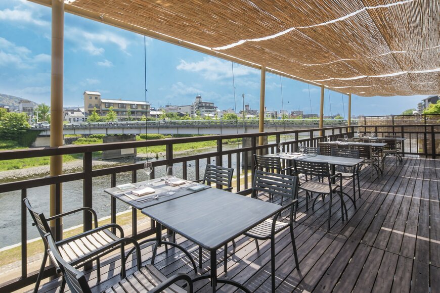 出所：バリューマネジメント株式会社「【鮒鶴京都鴨川リゾート】京都の風物詩・納涼床を気軽に愉しめる「川床カフェ」が9月30日まで期間限定オープン」（PR TIMES）