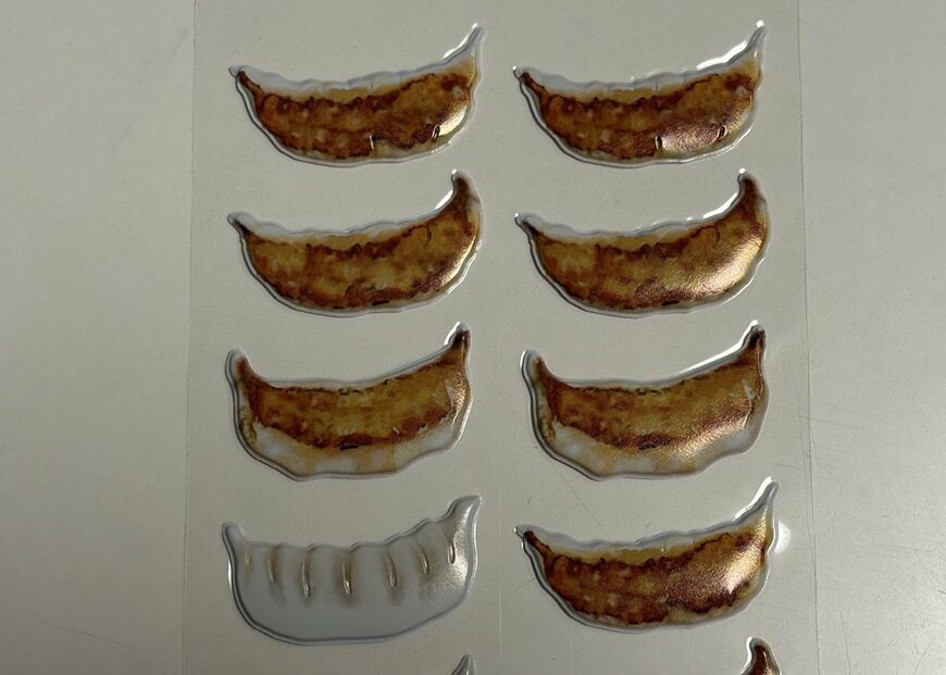 筆者撮影（キャンドゥ、ステッカー ぷくぷく エンボス 餃子柄）