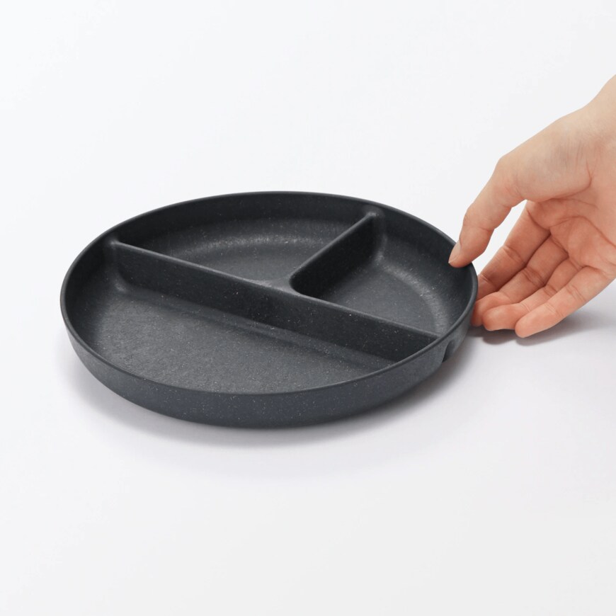 出所：無印良品公式　レンジで使える　ヤシの端材を使った　仕切り付きプレート