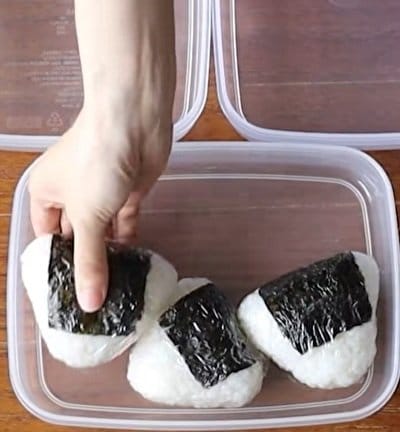 おにぎりやおかずをタッパーにぎゅっと詰め込んだ【ピクニック弁当】「きれいなおにぎり」「盛り付けも上手」など反響