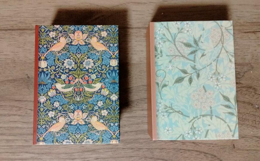 筆者撮影（セリア、ブック型ボックス S ウィリアム・モリス）