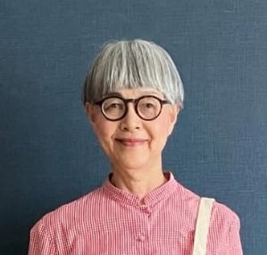 【70代マダム】『赤ブラウス』のポップなコーデが素敵！「真似したい装い」「元気が出る」の声