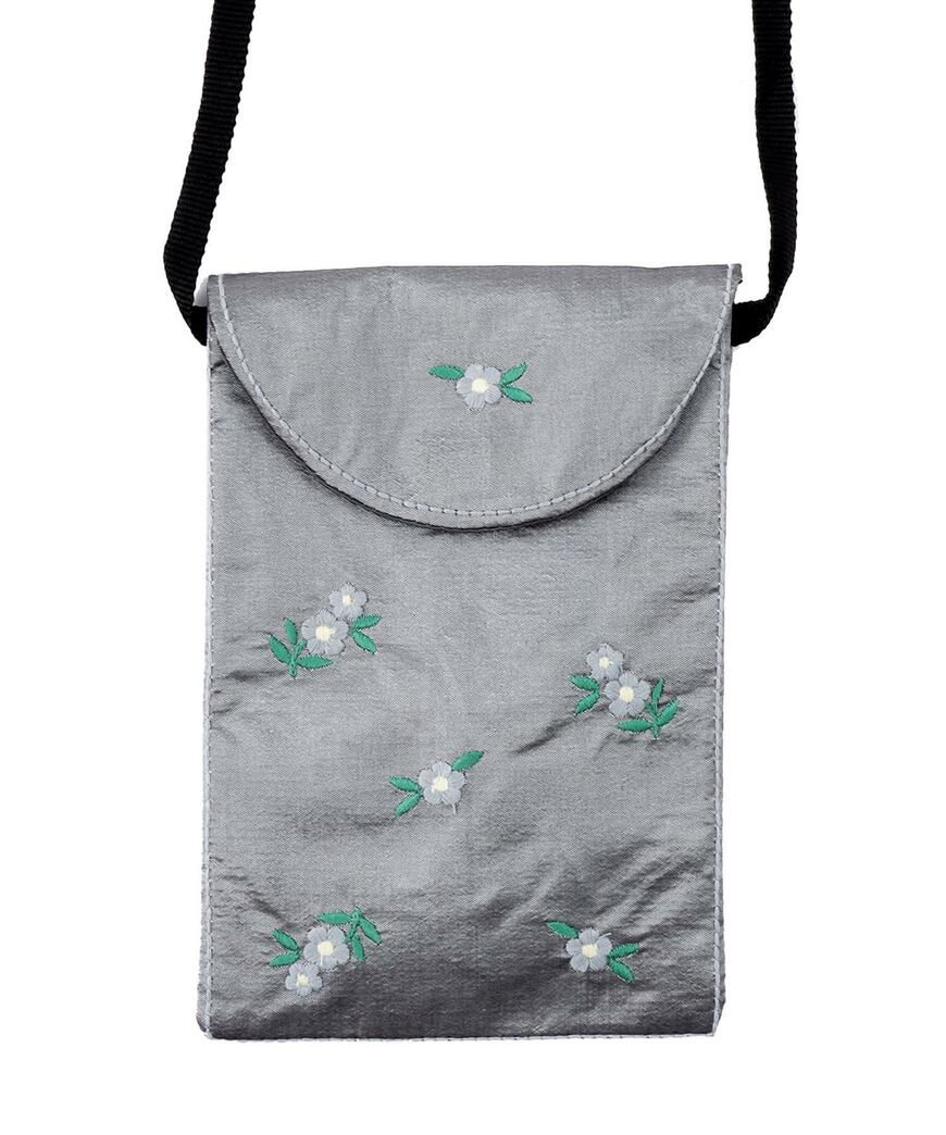 出所：パルグループ公式ファッション通販サイト 3COINS 刺繍ショルダーポーチ：大／ベトナム