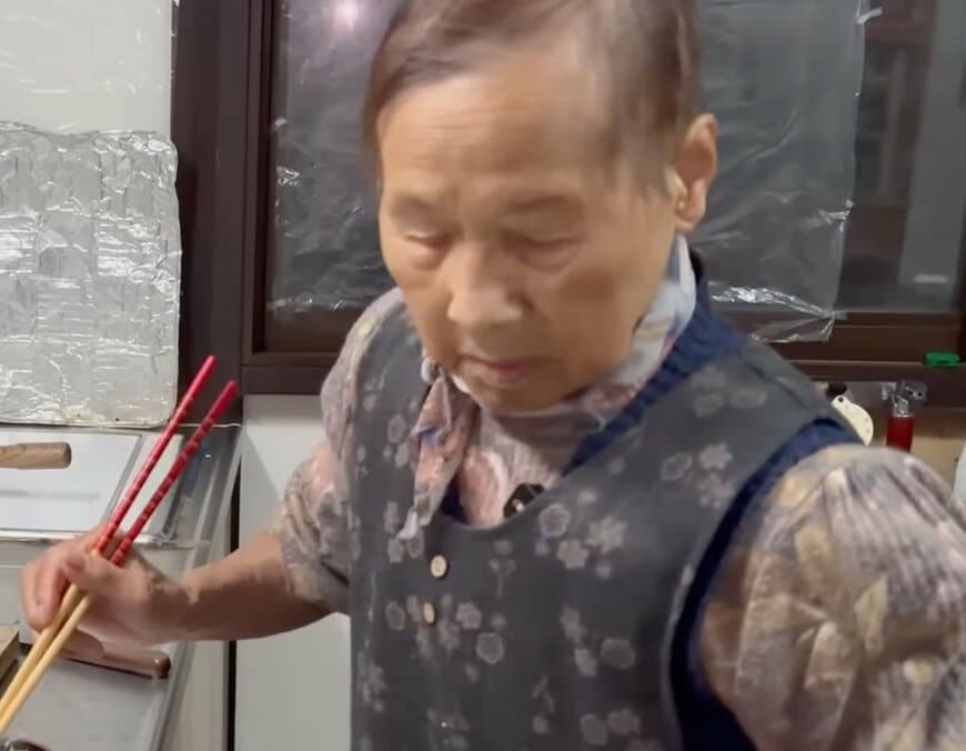 【94歳おばあちゃん】の“夕飯作り動画”が最高に癒される…手際の良さ＆見事な食べっぷりも話題