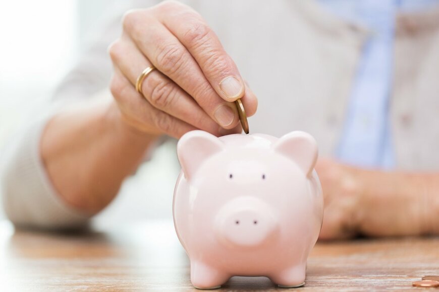 【65歳以上の貯蓄】平均と中央値はいくらか。年金だけで生活できる？