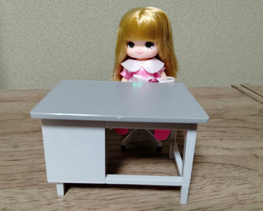 筆者撮影（セリア、ミニチュア 事務机・ミニチュア 事務イス）