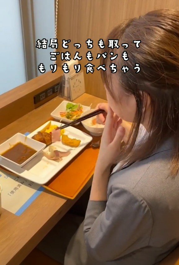 どっちも取ってもりもり食べる女性