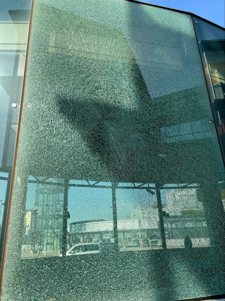 つくば駅のガラスの状態