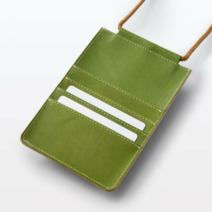 外側にカード4枚分のポケットがあり、チケットや交通系ICカードを収納しておくのにぴったり