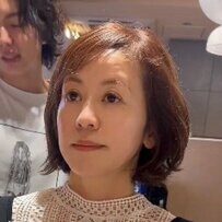 「後ろをぱっつんにしたい！」段をならしたふんわりボブで劇的イメチェン！　「わぁ〜可愛い！」と反響