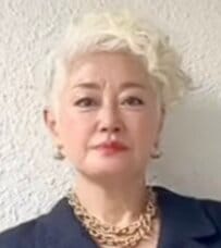 「きゃあああ〜かっこいい〜」66歳マダムが着こなすニーハイコーデ。ゴールドのアクセサリーを活用したスタイリングの手順とコーディネートの仕上がり