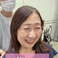「トップがぺたんこでボリュームがない」と話す女性が、カットでレイヤーと前髪をつくった、動きのあるスタイルにスタイルチェンジ