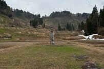 畑に立つカカシのような「謎の物体」を撮影　近づくほど増す迫力に「怖い」と注目が集まる