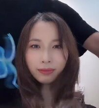 「人生一度はやりたいヘアにしたい」女性が超ロングからショートにばっさりカット。気品あふれるクールなスタイルに