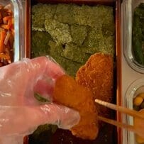 ご飯が見えない！母が高校生の娘に作るおかず盛り盛りの「豪華のり弁」に称賛の声