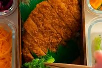 【とんかつ弁当】がっつりとさっぱりが共存！彩り豊かなとんかつ弁当が話題