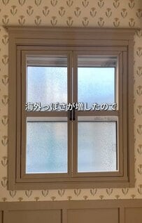 築40年超戸建「ダイニングの窓」に、キャンドルを飾れる収納棚をDIYしたら…素敵すぎる「海外風のオシャレな窓辺」に大変身！