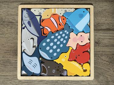 キャンドゥ「魚たちが組み合わされた木製パズル」を発売 天然素材で