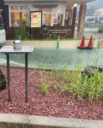 店前に設置されている