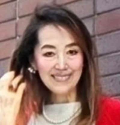 【69歳マダム】赤カーディガンを使った「春コーデ」が上品で軽やか！「エレガントで美しい、最高」の声