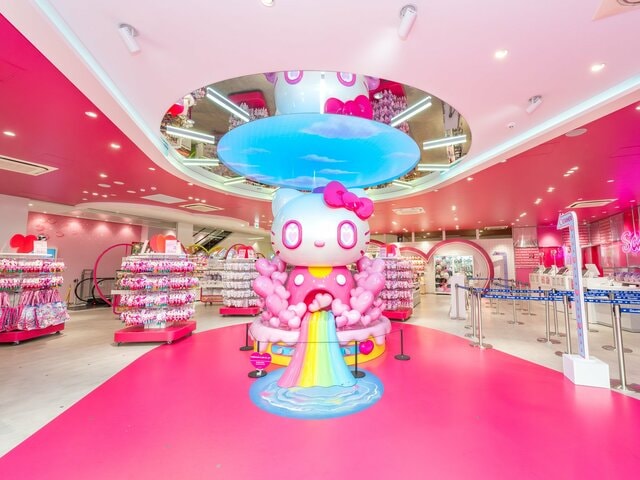 あの紙袋がポーチに！？サンリオショップ55周年のミニチュア新作がエモすぎる！限定エプロン姿のマスコットやレジカゴも登場