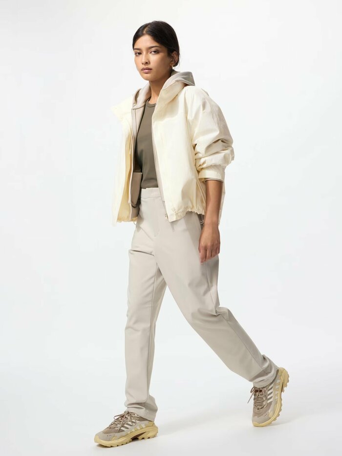 長時間履いていてもストレスを感じにくく、暖房が効いた室内で過ごす時間も快適