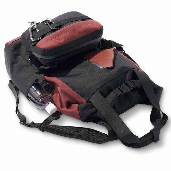 ブラックを基調とした、バイカラーがおしゃれな防水タイプのバックパック