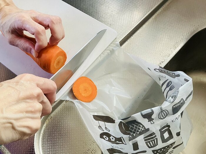 さっそくニンジンを切って、ヘタをゴミ袋へ