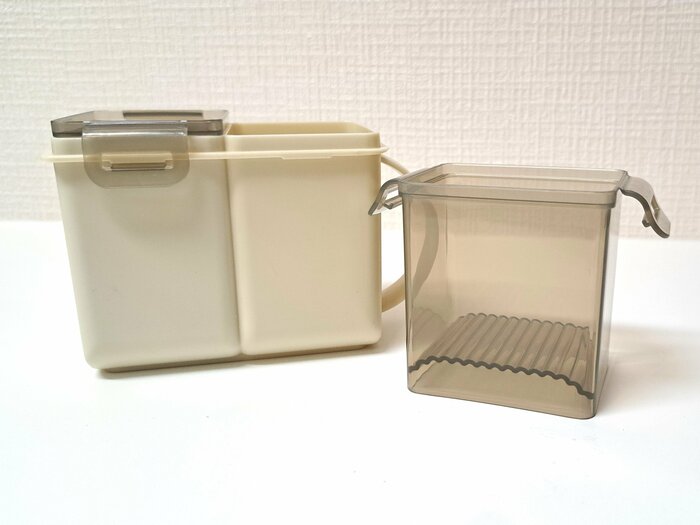 本体容器と、押し型2つがセットに