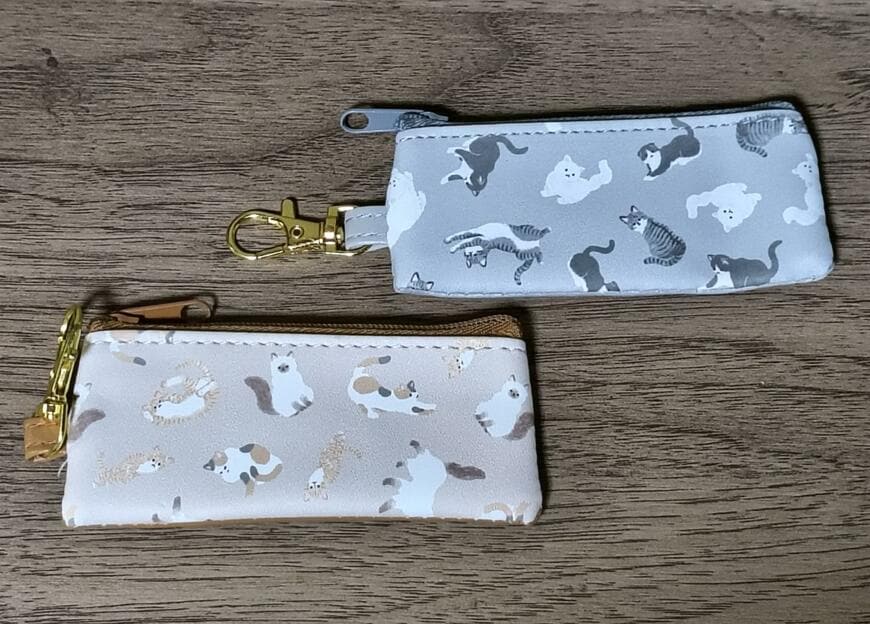 筆者撮影（セリア、合皮スリムコインケース フック付 ふんわりねこ柄）