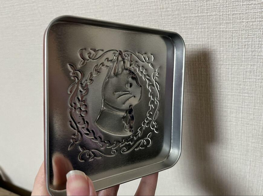 レリーフのように浮かび上がり、高級感があります／カラーは、赤と黒があります／筆者撮影（セリア、ギフト缶 ねこ）