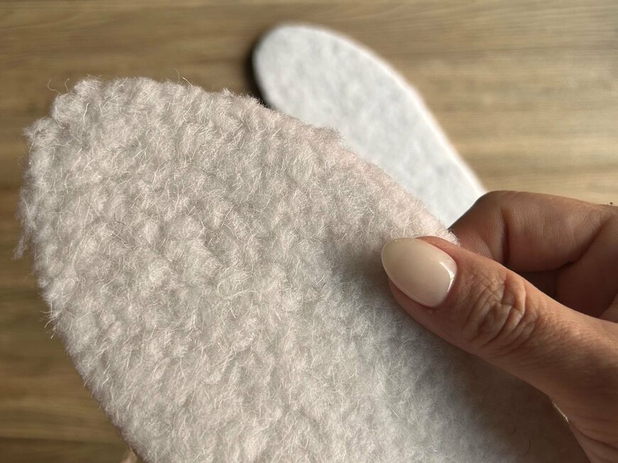 「厚みのあるボア素材が、足裏をやさしく包み込んでくれます。」