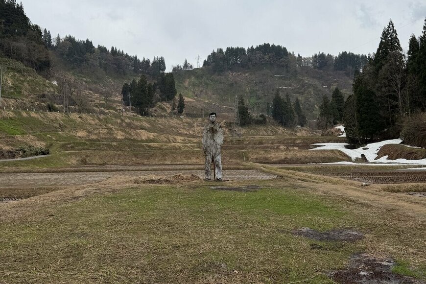 畑に立つカカシのような「謎の物体」を撮影　近づくほど増す迫力に「怖い」と注目が集まる