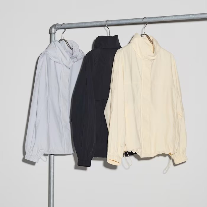 フードをしまってスタンドカラー仕様にも！カラーは3色展開（ライトグレー、ブラック、ナチュラル）／出所：ユニクロ公式 UVカットユーティリティブルゾン