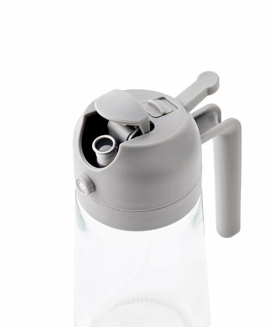 出所：3COINS公式　《2WAY》オイルスプレーボトル：460ml／KITINTO グレー