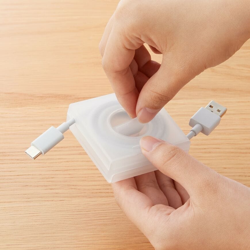 出所：無印良品公式　スマホスタンド付ケーブル収納