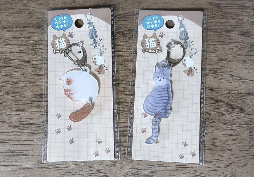 筆者撮影（セリア、ゆらゆらアクリルキーホルダー ふんわりねこ柄）