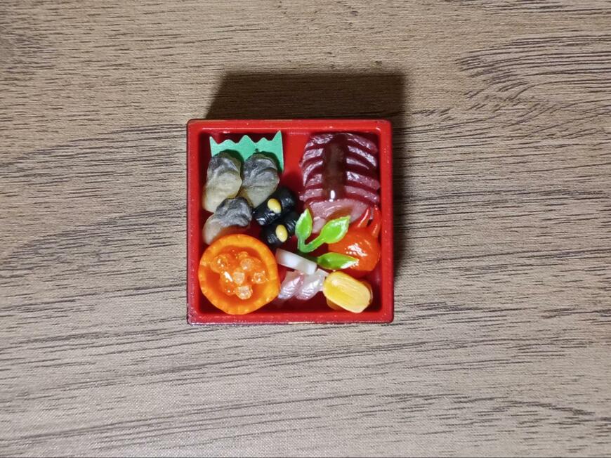 筆者撮影（株式会社トイズスピリッツ、日本の究極和食！ざ・おせち重マスコット六）