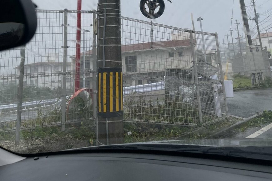 台風が直撃した沖縄の電柱にぶら下がっていたのは…　ありえない光景に驚きの声