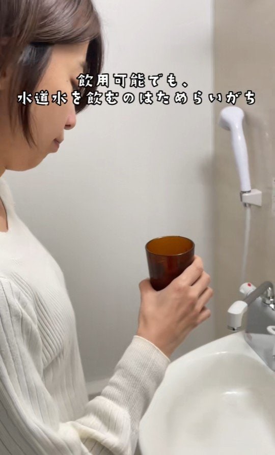 水道水を飲むのをためらう女性