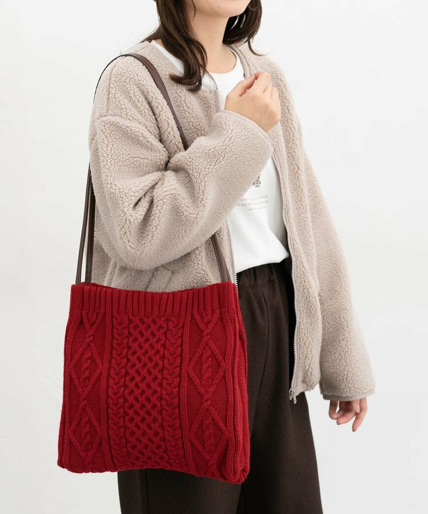 長めの持ち手で肩に掛けやすい